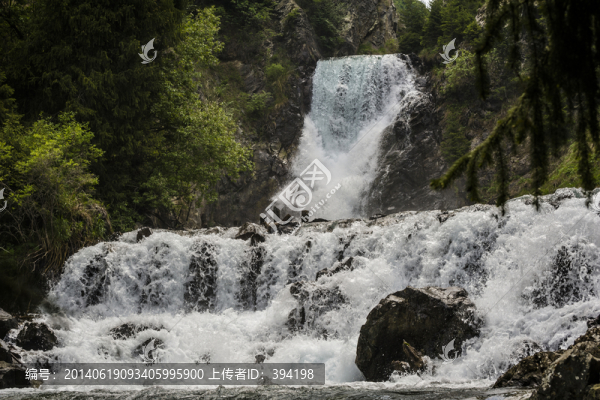 山間小溪流水