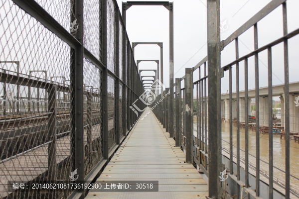 被廢棄的鐵路橋