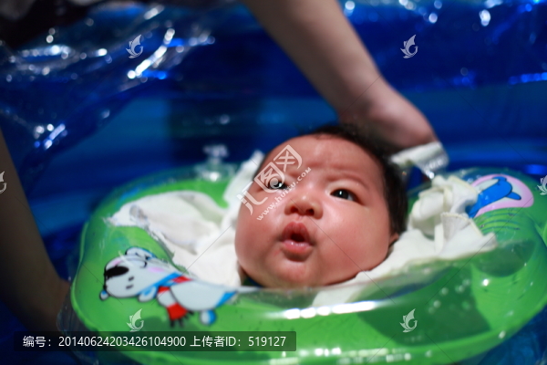 嬰兒游泳
