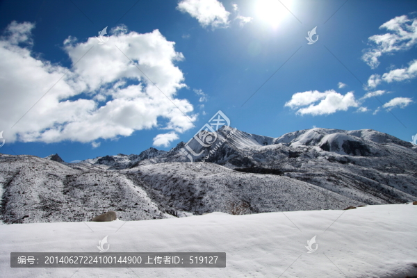 藍(lán)天白云雪山