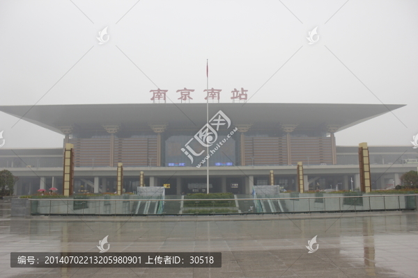 斜風(fēng)細(xì)雨中南京南站