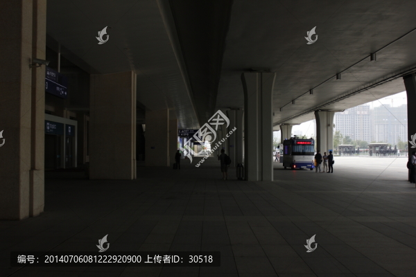 濟(jì)南西站南出站口