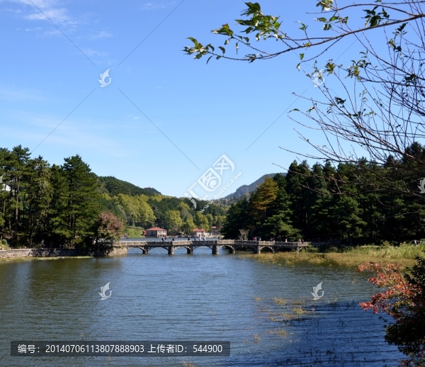 藍天碧水如琴湖