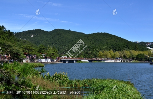 小橋碧水如琴湖