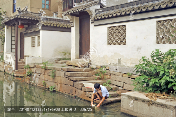 周莊古鎮(zhèn)居民洗菜