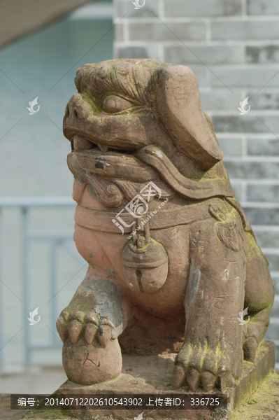 四川寶獅湖掛銅鈴的石獅