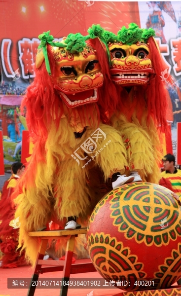 兩只獅子滾繡球