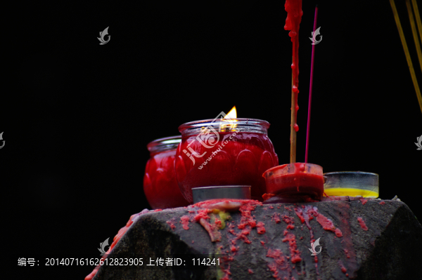 寺院祈福紅蠟燭