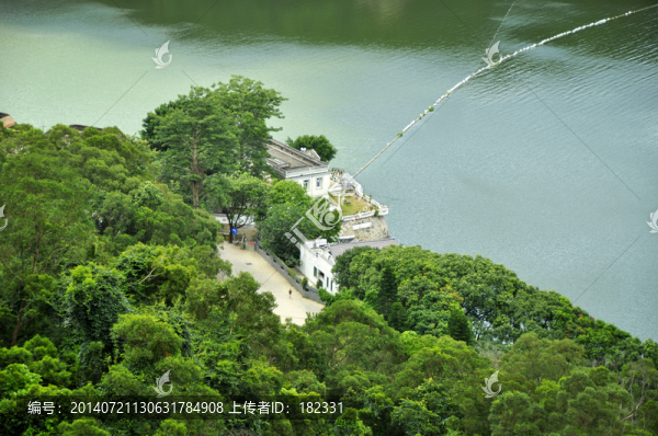 靠山面水的小別墅