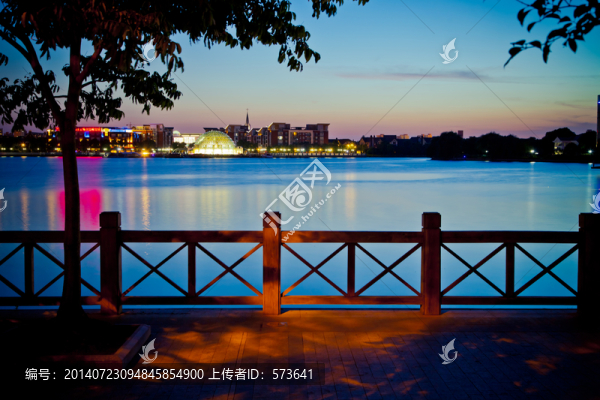 湖邊夜色