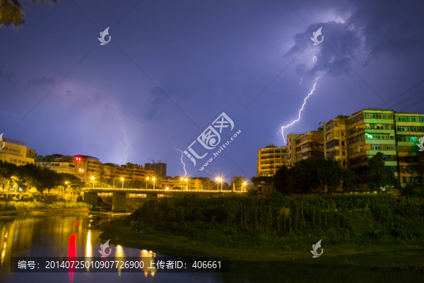 夜空上的閃電