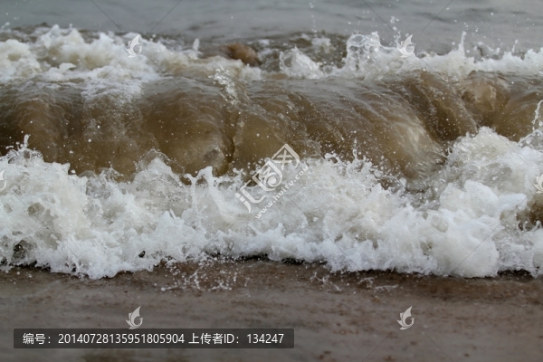 海浪靠近