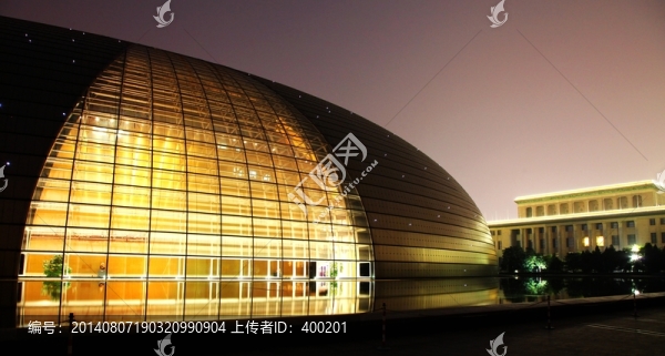 夜晚的國家大劇院與人民大會(huì)堂