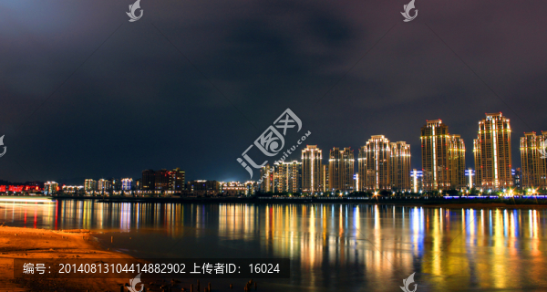 絢麗多彩的江濱夜色