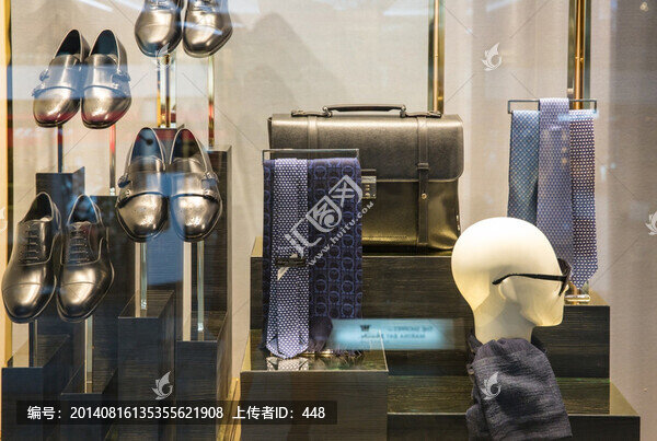 皮具店櫥窗
