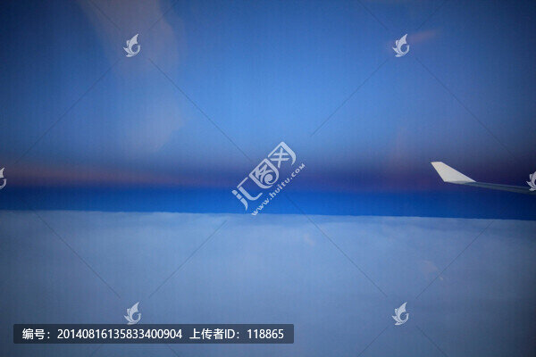 藍(lán)天白云,一線(xiàn)天,云端