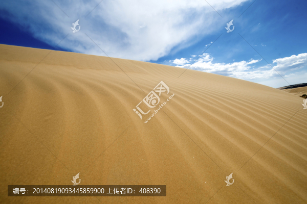 金色的沙漠和藍(lán)天白云