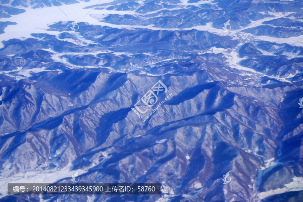 航拍山脈雪景
