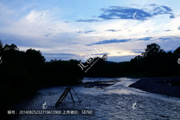 森林河暮色