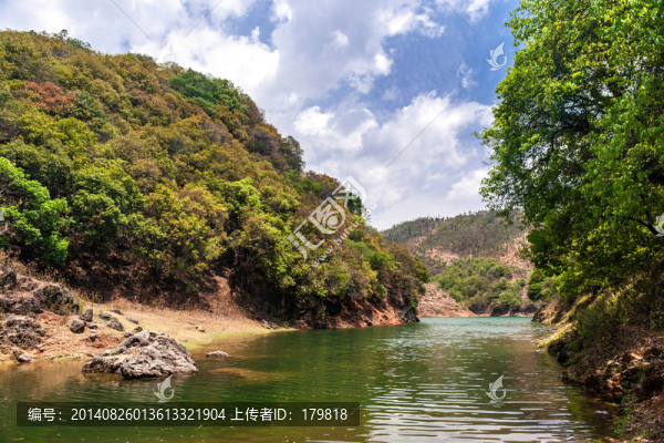 蔥翠山谷