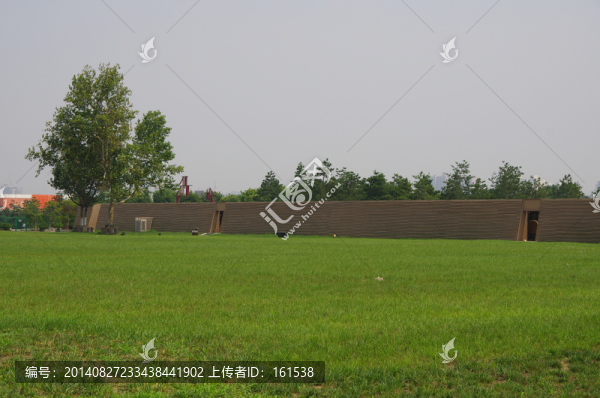 大片的綠草地和建筑