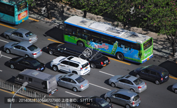 行駛中的加長(zhǎng)車(chē)