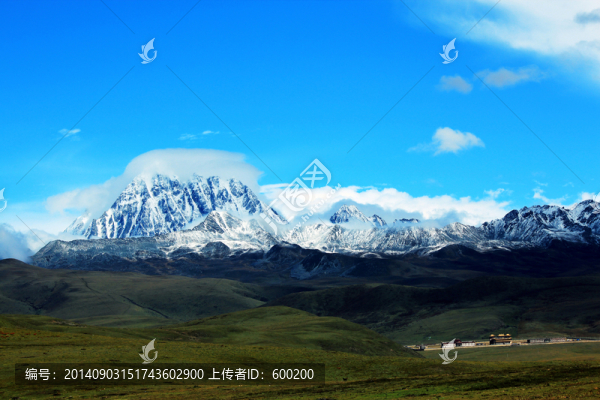 雪山草原風(fēng)光