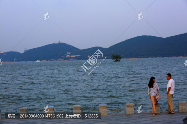 湖邊游玩