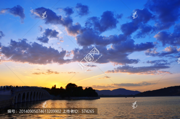 頤和園昆明湖十七孔橋風光