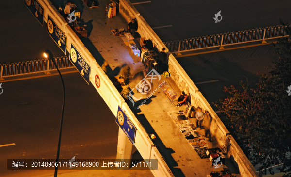 晚上擺地攤