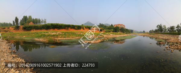 村邊美麗的小河