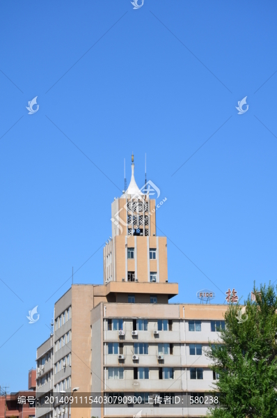 藍(lán)天下的建筑物jpg高清