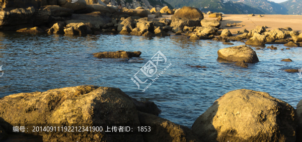 金色沙灘海岸礁石景觀