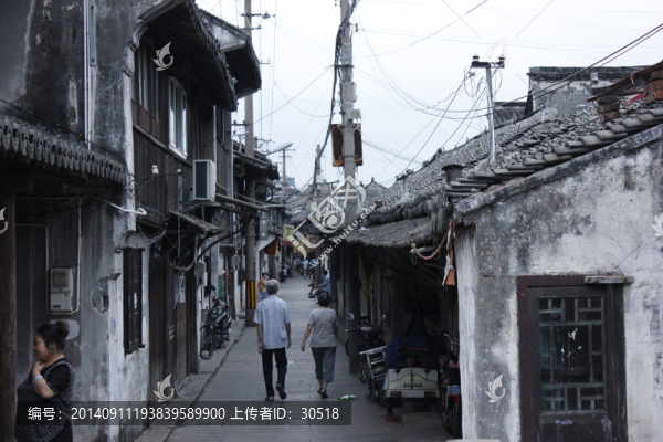 古鎮(zhèn)深巷和回家的老人