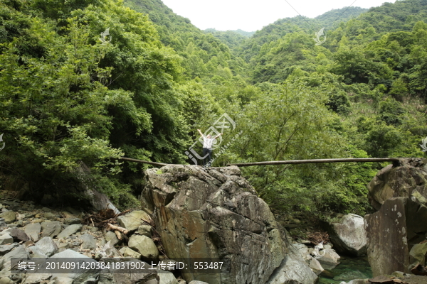 風(fēng)景大山溪流巖石木橋人物