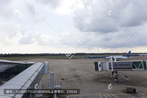 美蘭國際機場,停機坪