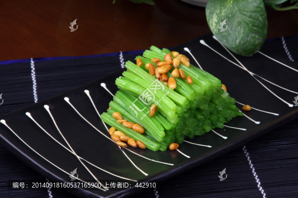 松仁拌香芹