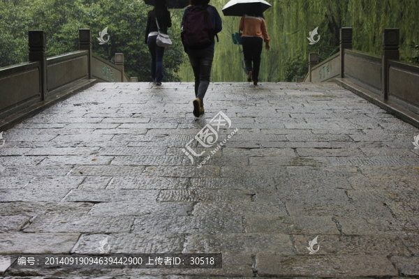 雨中的大明湖