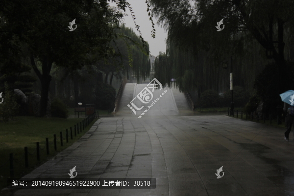 濕滑的路面