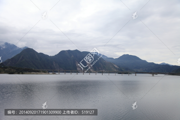 湖泊大橋遠(yuǎn)山