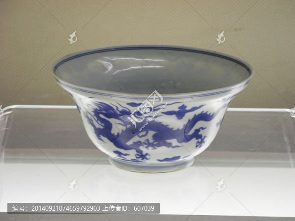 清代嘉慶青花云龍紋碗