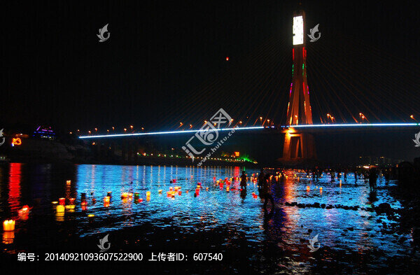 大橋下的美景,放河燈祈福