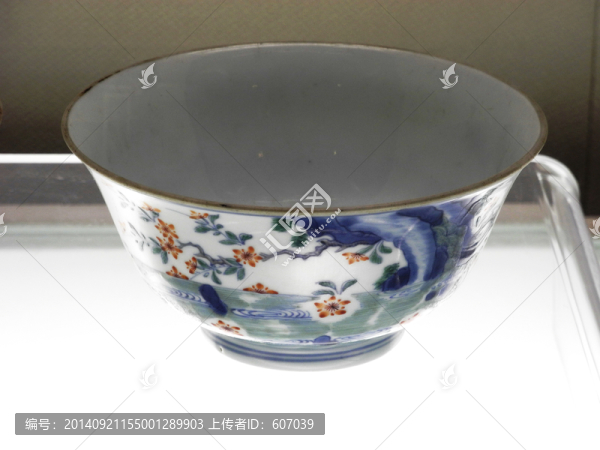 清代仿明斗彩落花流水圖碗