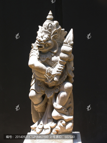 神態(tài)逼真的鬼神雕塑