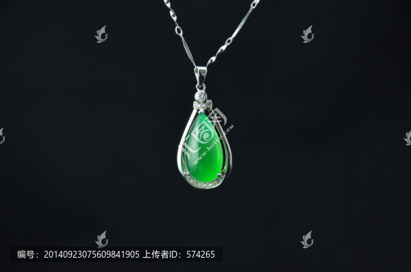 水滴綠玉髓吊墜,黑色背景