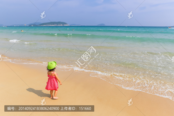 沙灘上的女孩