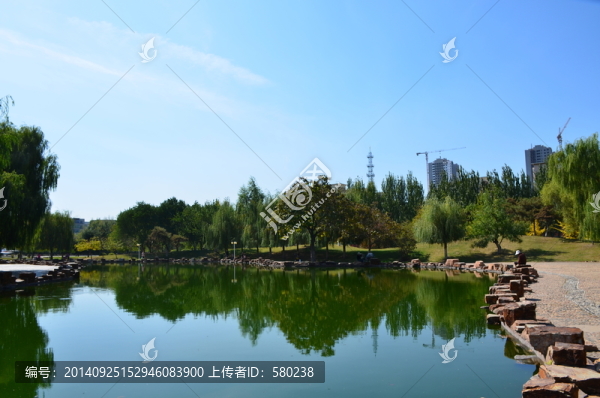 藍(lán)天白云下的水塘