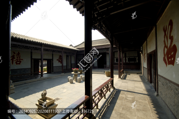 石家大院大院和四面墻壁上的福字