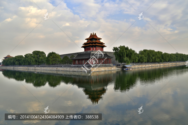 云海做背景的故宮角樓