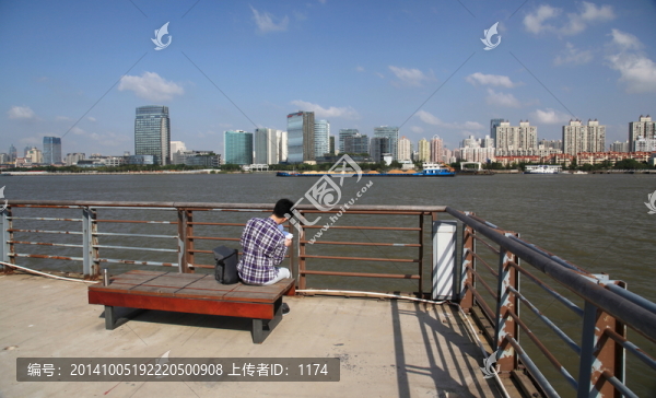 江邊小坐